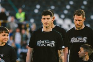 Παρτιζάν: Φόρεσαν μπλουζάκια για τους αδικοχαμένους φίλους του ΠΑΟΚ