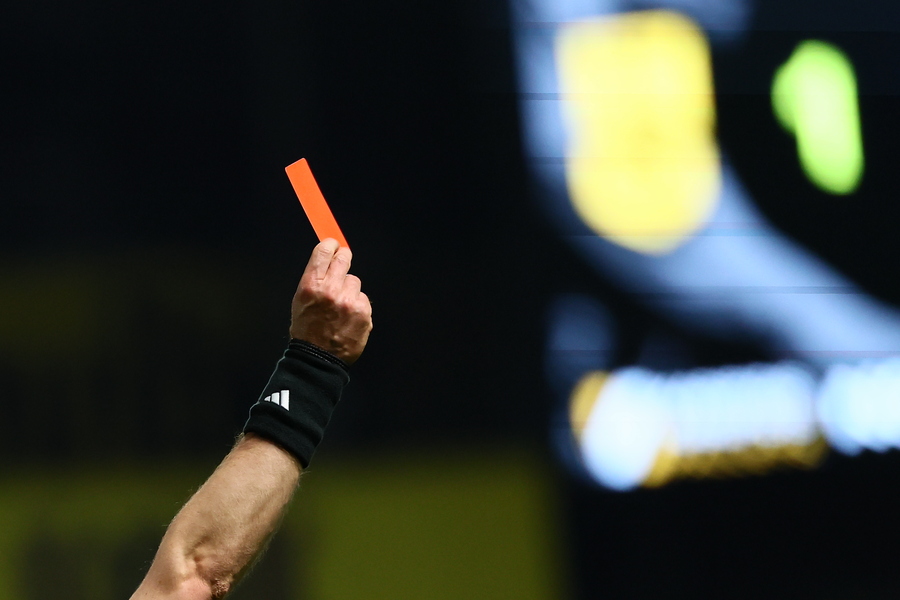 «Πράσινο φως» από το IFAB για κόκκινη κάρτα σε παίκτες που καλύπτουν το στόμα τους σε στιγμές αντιπαράθεσης!