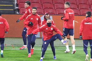 Άγιαξ - Ολυμπιακός: Με ανοιχτή οροφή και τσουχτερό κρύο για την πρόκριση