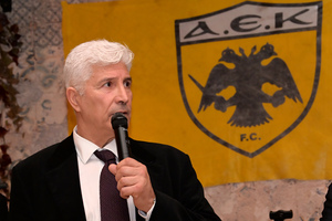 Μανωλάς σε Ηλιόπουλο: «Θυμίζετε κάτι από Μπάρλο, έτσι μας αγκάλιαζαν οι πρόεδροι παλιά στην ΑΕΚ»