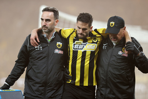 ΑΕΚ: Αγωνία για Γκατσίνοβιτς, τραυματίστηκε σοβαρά στο παιχνίδι με τον Ατρόμητο και αποχώρησε υποβασταζόμενος