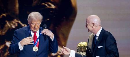 Ο Ντόναλντ Τραμπ παρέλαβε το πρώτο βραβείο ειρήνης της FIFA