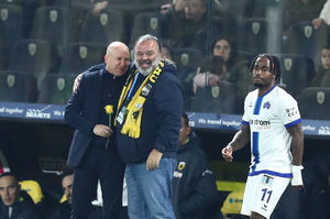 Επική στιγμή: Ο Ηλιόπουλος έδωσε στον Νίκολιτς ένα κίτρινο τριαντάφυλλο! (pics)