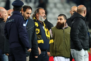 ΠΑΟΚ - ΑΕΚ: Ένταση και τετ α τετ Ηλιόπουλου με Γιώργο Σαββίδη (video)