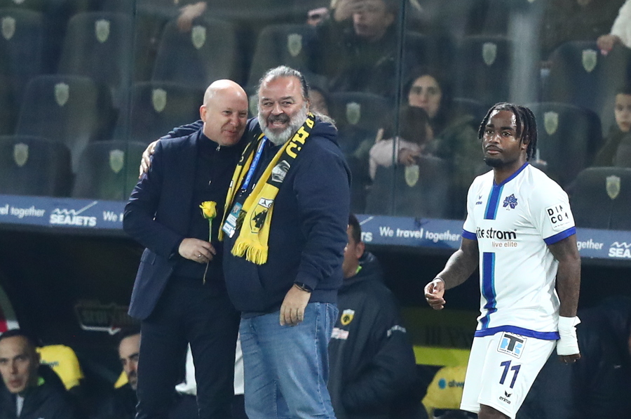 Επική στιγμή: Ο Ηλιόπουλος έδωσε στον Νίκολιτς ένα κίτρινο τριαντάφυλλο! (pics)