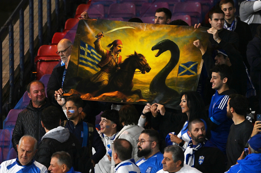 Σκωτία - Ελλάδα: Τρομερό πανό με επαναστάτη και το τέρας του Λοχ Νες!