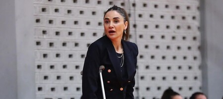 Ολυμπιακός - Παναθηναϊκός: Πέταξε την πατερίτσα της και έβγαλε το σακάκι η... ξαναμμένη Ερντέμ (video)