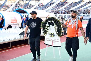 Συγκινητική στιγμή στο Πανθεσσαλικό: Οπαδοί του ΟΦΗ κατέθεσαν στεφάνια για τα αδικοχαμένα «αετόπουλα» του ΠΑΟΚ (video)