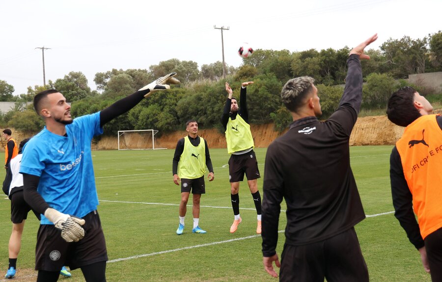 «Το Κύπελλο θα πάρουμε στο Πανθεσσαλικό»: Πανικός στην προτελευταία προπόνηση του ΟΦΗ ενόψει τελικού! (pics + vid)
