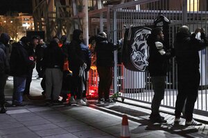 Συγκλονίζουν οι οπαδοί του ΠΑΟΚ: Έσπευσαν στην Τιμισοάρα για τους τραυματίες (vid)