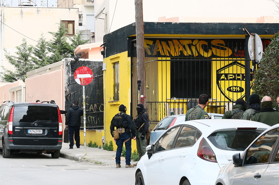 Δολοφονία Κλεομένη: Προσαγωγή πρώην στελέχους της ΠΑΕ Άρης μετά την έφοδο στο Χαριλάου