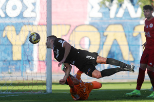 Ηλιούπολη - Καλαμάτα: Ο Μάντζης σκόραρε και ασπάστηκε τον τραυματισμένο Τσιλιγγίρη (video)