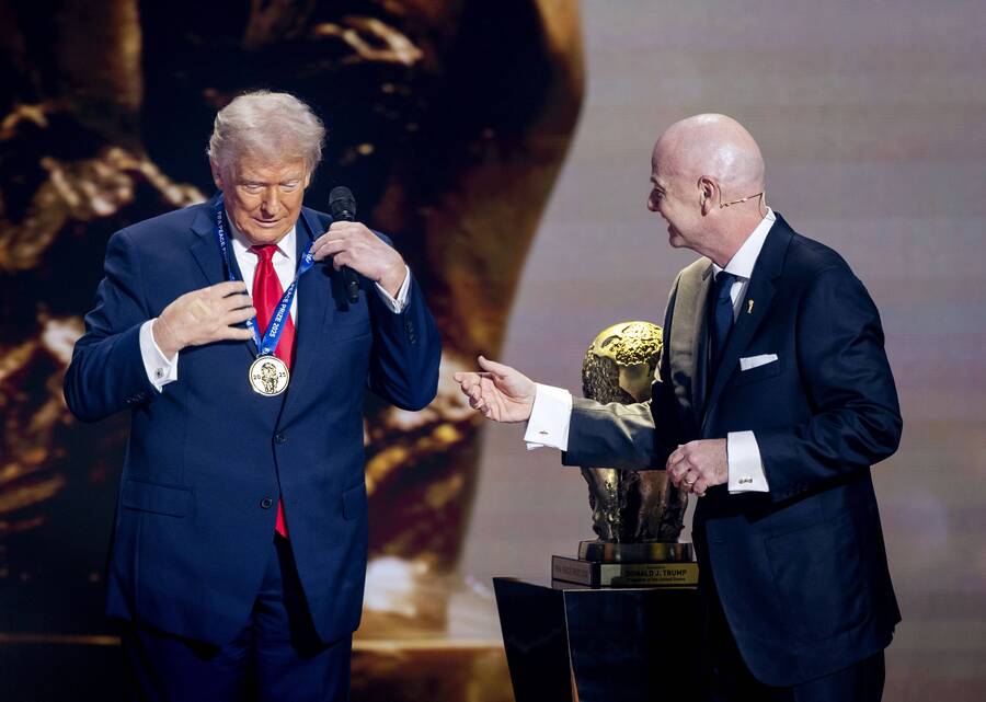 Ο Ντόναλντ Τραμπ παρέλαβε το πρώτο βραβείο ειρήνης της FIFA