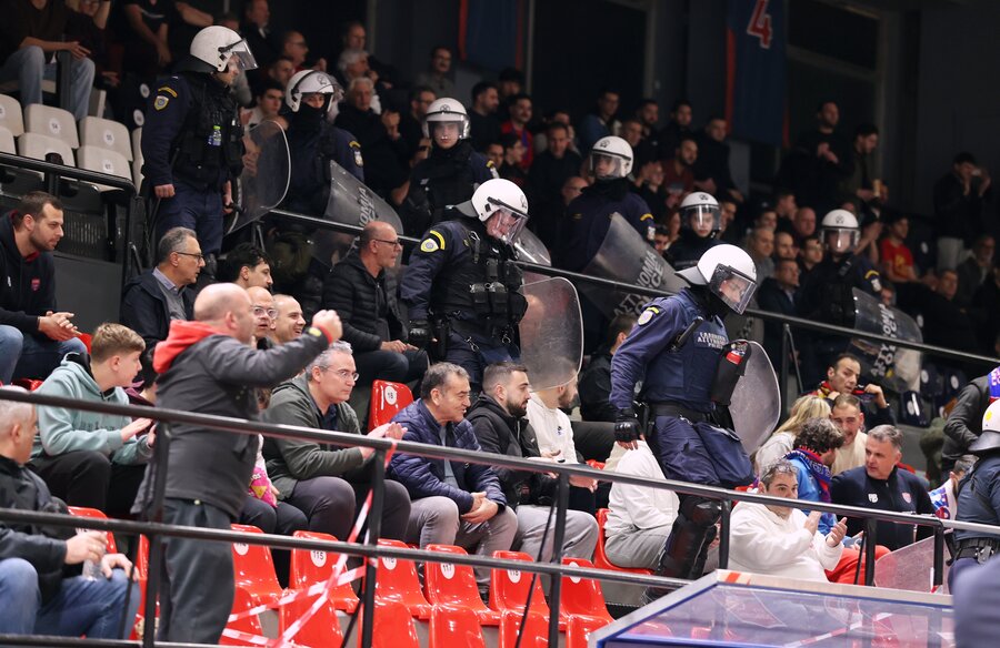 Μπεσίκτας: «Άθλιο και προκλητικό το πανό των οπαδών του Πανιωνίου»