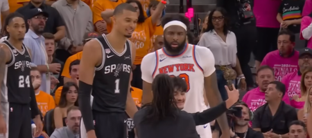 NBA: Ισόβιος αποκλεισμός στον φίλαθλο που εισέβαλε στον αγωνιστικό χώρο και έβγαλε σέλφι με τον Γουεμπανιάμα!