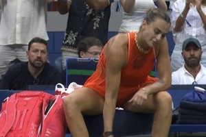 US Open: Πολλά νεύρα από τη Σαμπαλένκα μετά τον χαμένο τελικό – Έσπασε τη ρακέτα της και άρχισε τα «γαλλικά» (video)