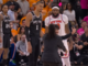 NBA: Ισόβιος αποκλεισμός στον φίλαθλο που εισέβαλε στον αγωνιστικό χώρο και έβγαλε σέλφι με τον Γουεμπανιάμα!
