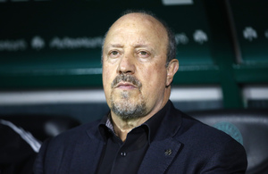 Μπενίτεθ: «Προτεραιότητα είναι το πρωτάθλημα, μετά θα σκεφτούμε το Γιουρόπα Λιγκ»