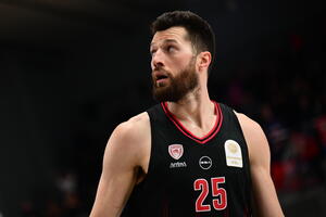 La Repubblica: «Πλησιάζει στην Αρμάνι Μιλάνο ο Πίτερς»