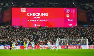 Οι οπαδοί της Πρέμιερ Λιγκ βγάζουν... κόκκινη κάρτα στο VAR – Εντυπωσιακά τα ευρήματα έρευνας!