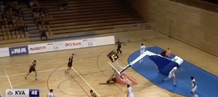 Ασύλληπτο: Πρώην παίκτης της Καρδίτσας κάρφωσε και γκρέμισε την μπασκέτα! (video)