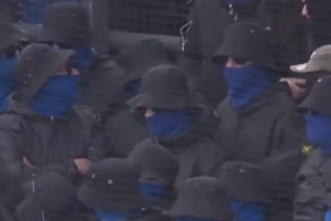 Χάος και δίωρη καθυστέρηση στο Γκόου Αχέντ Ιγκλς - Τσβόλε λόγω μασκοφόρων (video)