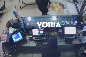 Θεσσαλονίκη: Εξιχνιάστηκε υπόθεση σειράς ένοπλων ληστειών σε πρακτορεία τυχερών παιχνιδιών – Βίντεο που σοκάρει