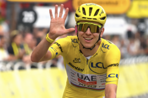 Ταντέι Πογκάτσαρ: Κατέκτησε το 5ο Tour de France και μπήκε στο πάνθεον των θρύλων (video)