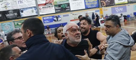 Απίστευτη σύρραξη σε αγώνα για την Α1 γυναικών – Ξύλο και πέταγμα καρέκλας στην εξέδρα (video)