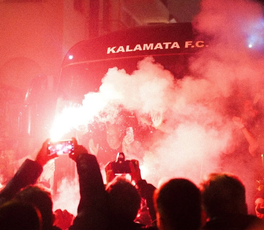 Καλαμάτα: Τρέλα για τη «Μαύρη Θύελλα», χιλιάδες Μεσσήνιοι πανηγυρίζουν στους δρόμους την άνοδο! (video)