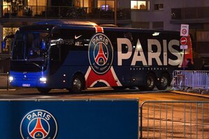 Περιπέτειες για την Παρί έξω από το «Σαν Μαμές» - Οπαδοί έσπασαν τα τζάμια του πούλμαν