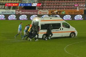 Απίστευτο σκηνικό στην Ρουμανία: Το ασθενοφόρο κόλλησε στο χορτάρι και το… έσπρωχναν οι ποδοσφαιριστές! (video)