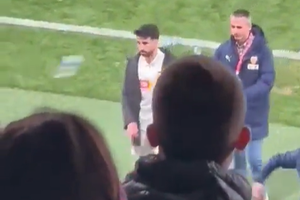 Παίκτης της Βαλένθια δέχτηκε μπουκάλι στο κεφάλι από οπαδό της Λεβάντε (vid)