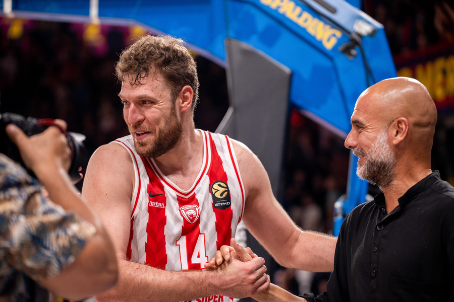 Μπαρτσελόνα - Ολυμπιακός: Το θερμό τετ-α-τετ του Βεζένκοβ με τον Γκουαρδιόλα