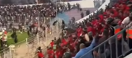 Σκηνές χάους σε αγώνα στο Μαρόκο: Το γήπεδο μετετράπη σε... πεδίο μάχης! (video)