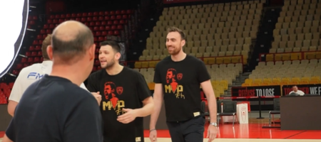 Ολυμπιακός: Οι αδερφοί Αγγελόπουλοι παρέδωσαν το βραβείο του MVP στον Βεζένκοβ (video)