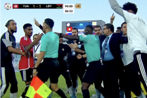 Έβγαινε μόνος σε άδεια εστία, αλλά δόθηκε οφσάιντ – Το «ντου» στον βοηθό που είχε δίκιο! (video)