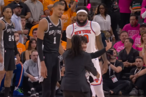 NBA: Ισόβιος αποκλεισμός στον φίλαθλο που εισέβαλε στον αγωνιστικό χώρο και έβγαλε σέλφι με τον Γουεμπανιάμα!