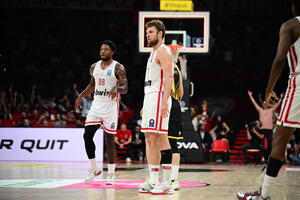 Ολυμπιακός - ΑΕΚ: Απίθανο buzzer beater του Βεζένκοφ από το κέντρο (video)