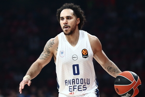 Συναγερμός στην Εφές με τον τραυματισμό του Λάρκιν