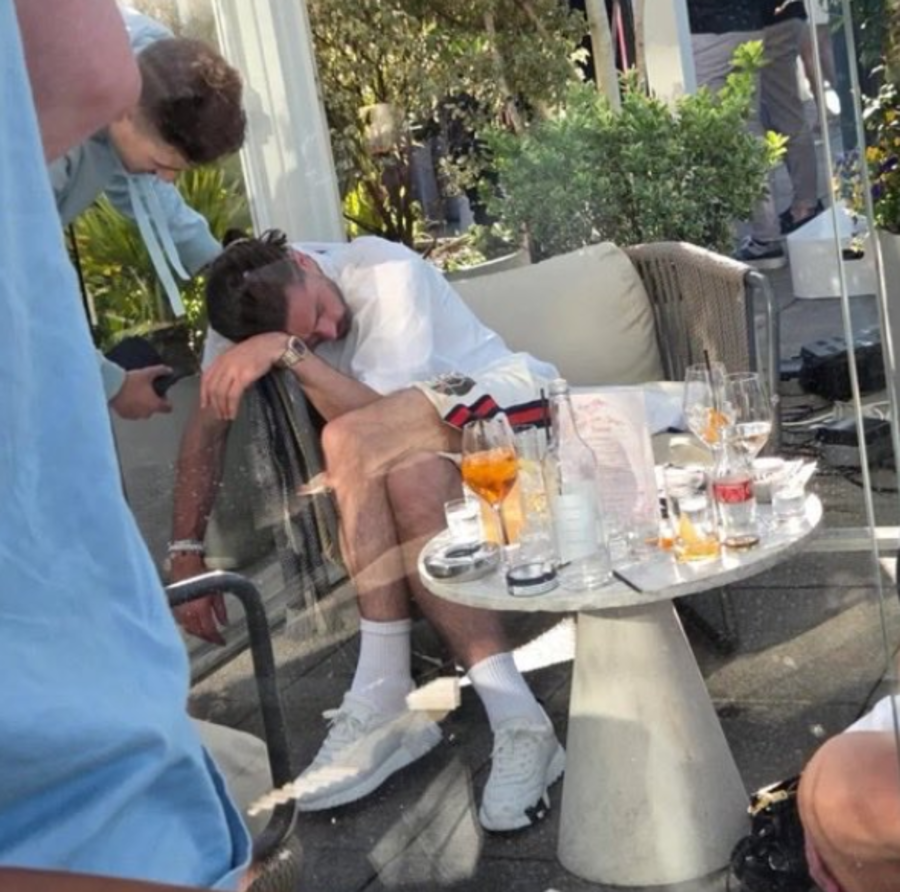 Έβερτον: Μεθυσμένος σε μαγαζί του Μάντσεστερ ο Γκρίλις -Αποκοιμήθηκε στην καρέκλα του!