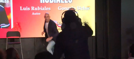 Απίθανο σκηνικό στην Ισπανία: Ο Ρουμπιάλες δέχθηκε επίθεση με αυγά στην παρουσίαση του βιβλίου του! (video)