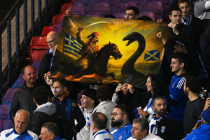 Σκωτία - Ελλάδα: Τρομερό πανό με επαναστάτη και το τέρας του Λοχ Νες!