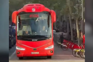 Θλιβερές εικόνες στη Βαρκελώνη: Το πούλμαν της Ατλέτικο Μαδρίτης δέχθηκε επίθεση με πέτρες – Έσπασαν δύο τζάμια (video)