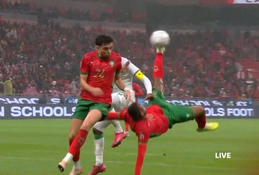 Μαρόκο – Κομόρες 2-0: Με αδιανόητο ανάποδο ψαλίδι του Ελ Κααμπί, οι διοργανωτές σφράγισαν την πρώτη τους νίκη στο Κύπελλο Εθνών Αφρικής! (video)