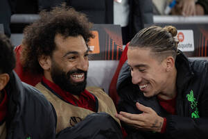 Mirror: «Η απουσία του Τσιμίκα δυσκολεύει την επιστροφή του Σαλάχ στο Άνφιλντ»