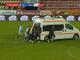 Απίστευτο σκηνικό στην Ρουμανία: Το ασθενοφόρο κόλλησε στο χορτάρι και το… έσπρωχναν οι ποδοσφαιριστές! (video)