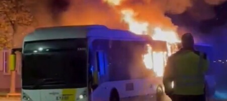 Το λεωφορείο με τους οπαδούς της Μπαρτσελόνα έπιασε φωτιά στο Μπριζ - Συνελήφθη ύποπτος για εμπρησμό