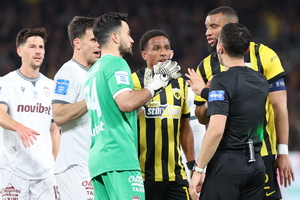 ΑΕΚ – ΑΕΛ Novibet: Ο Πολυχρόνης έδωσε πέναλτι υπέρ της Ένωσης αλλά το πήρε πίσω (video)