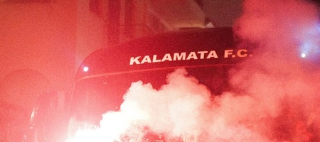 Καλαμάτα: Τρέλα για τη «Μαύρη Θύελλα», χιλιάδες Μεσσήνιοι πανηγυρίζουν στους δρόμους την άνοδο! (video)